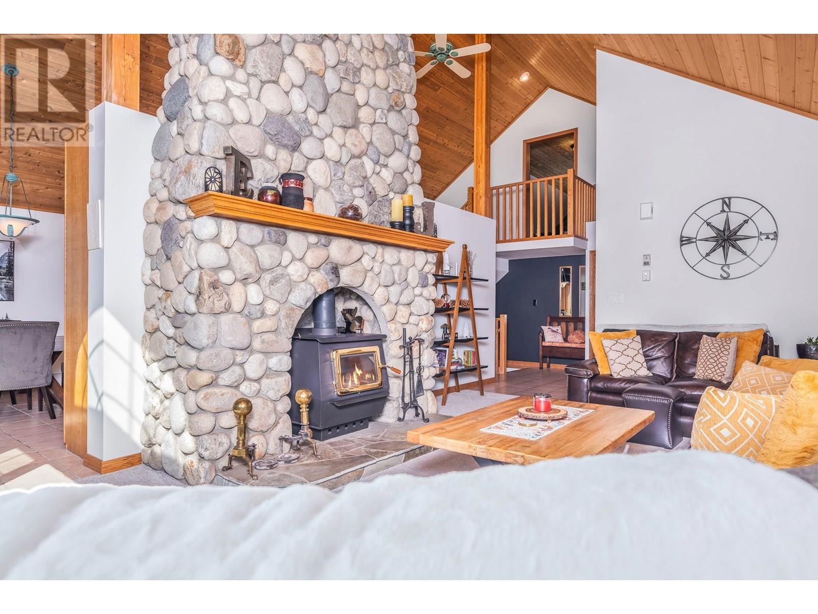 Property at 705 Monashee Road image 3