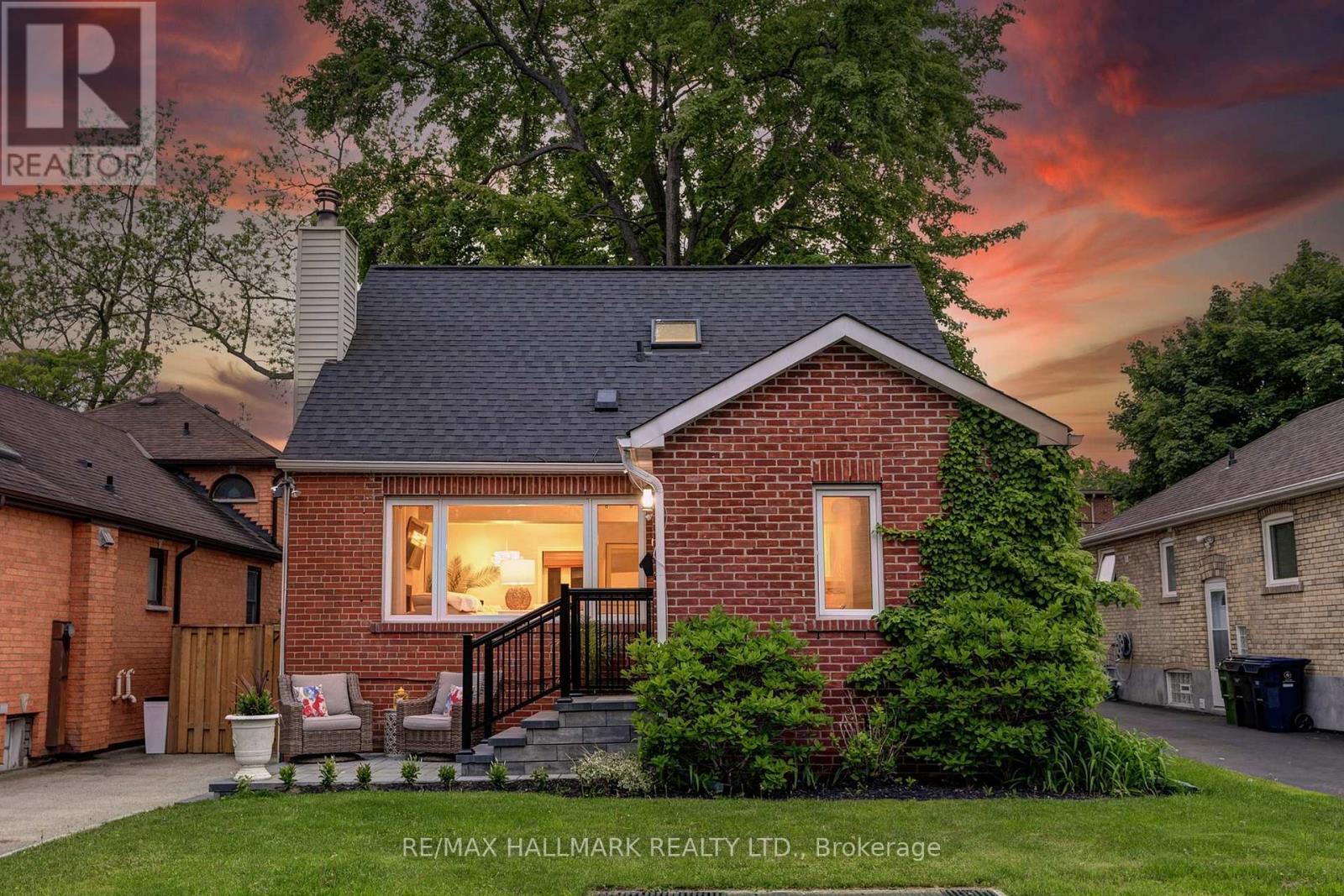 12 QUEENSGROVE ROAD, Toronto, Ontario