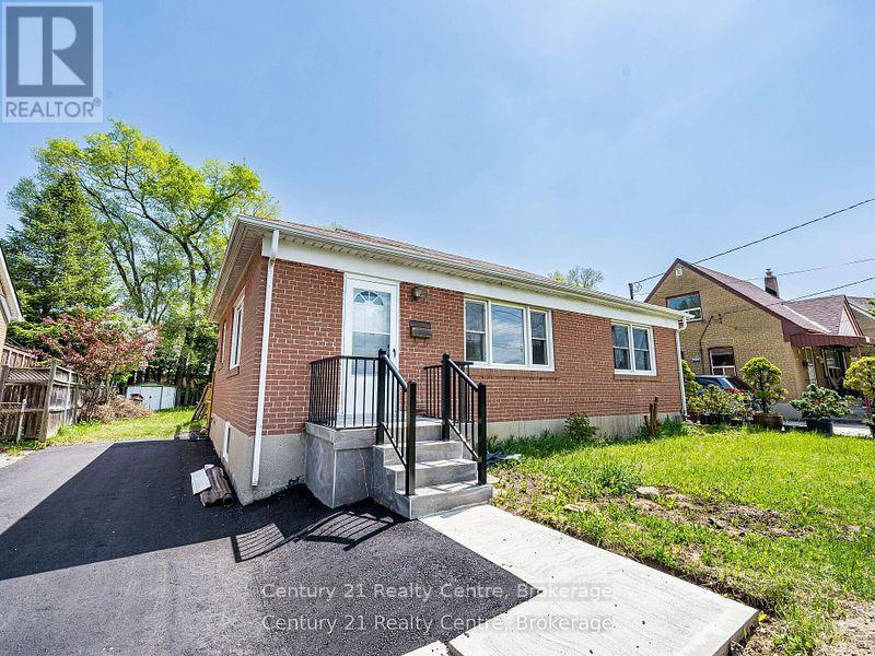 7 Sunray Crescent, Toronto, Ontario  M3M 2C4 - Photo 3 - W12217474
