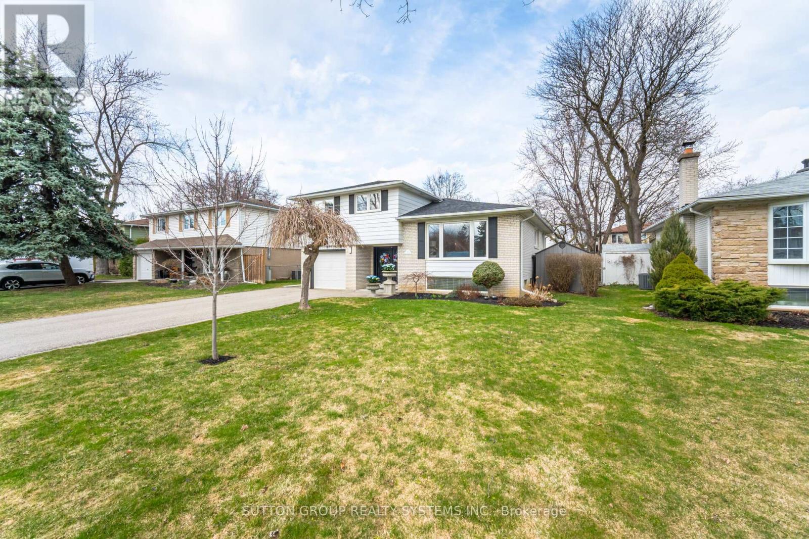 11 Richmond Drive, Brampton, Ontario  L6W 2E7 - Photo 2 - W12217495
