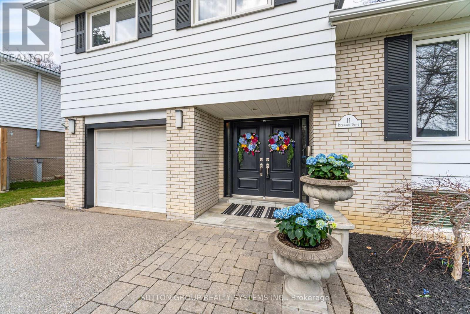 11 Richmond Drive, Brampton, Ontario  L6W 2E7 - Photo 3 - W12217495