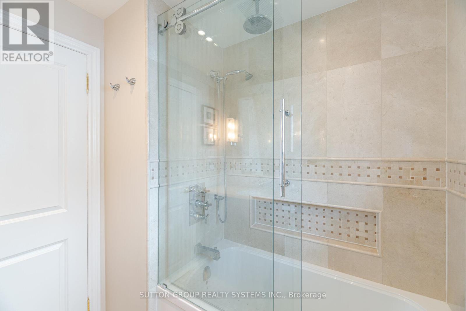 11 Richmond Drive, Brampton, Ontario  L6W 2E7 - Photo 34 - W12217495
