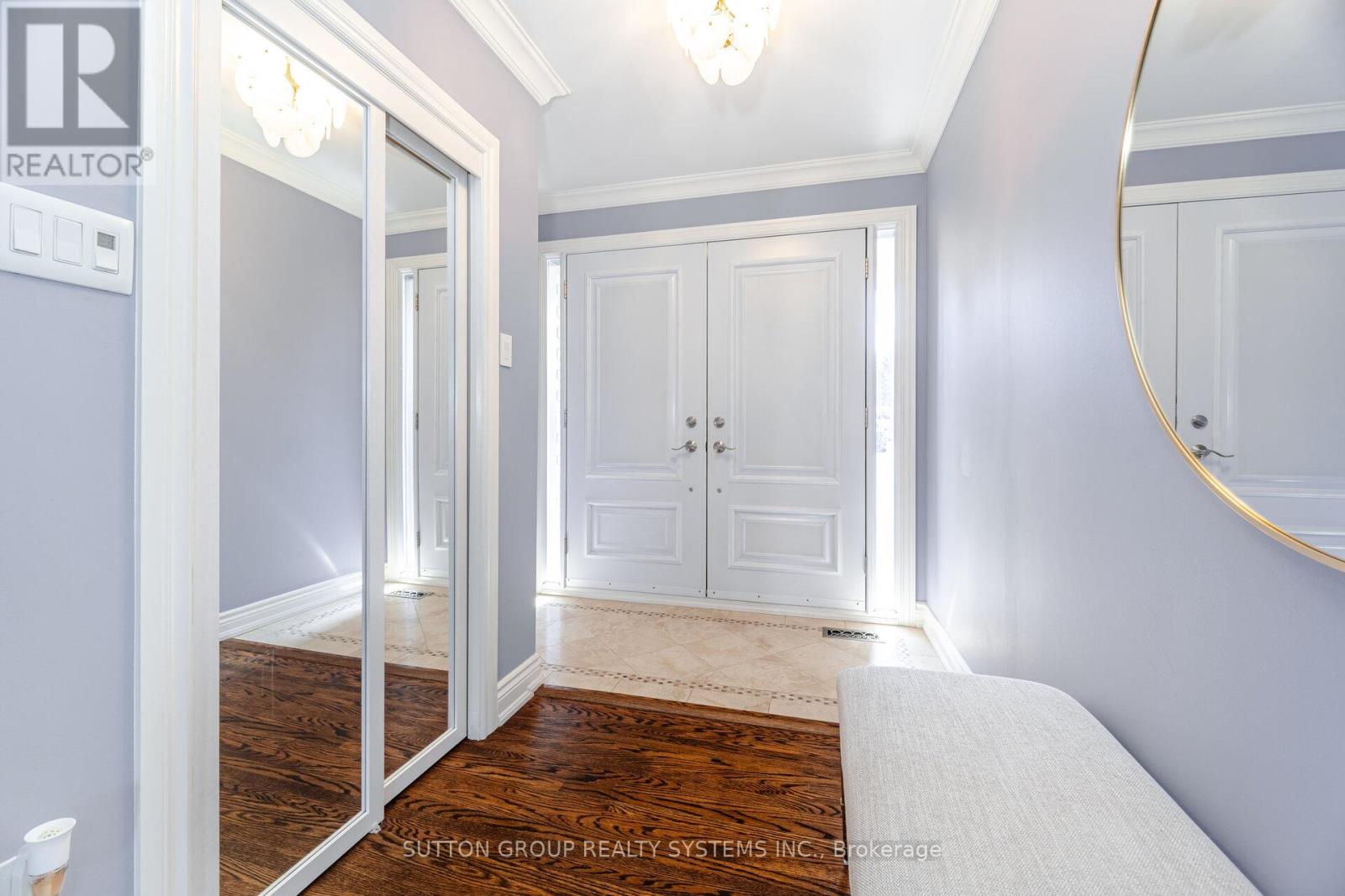 11 Richmond Drive, Brampton, Ontario  L6W 2E7 - Photo 4 - W12217495