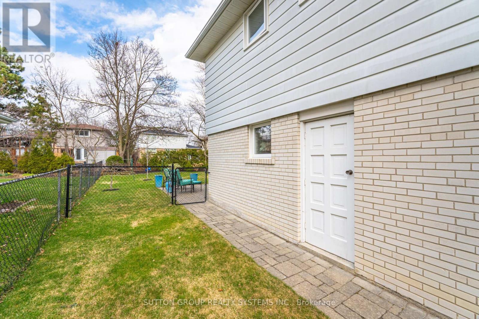 11 Richmond Drive, Brampton, Ontario  L6W 2E7 - Photo 44 - W12217495