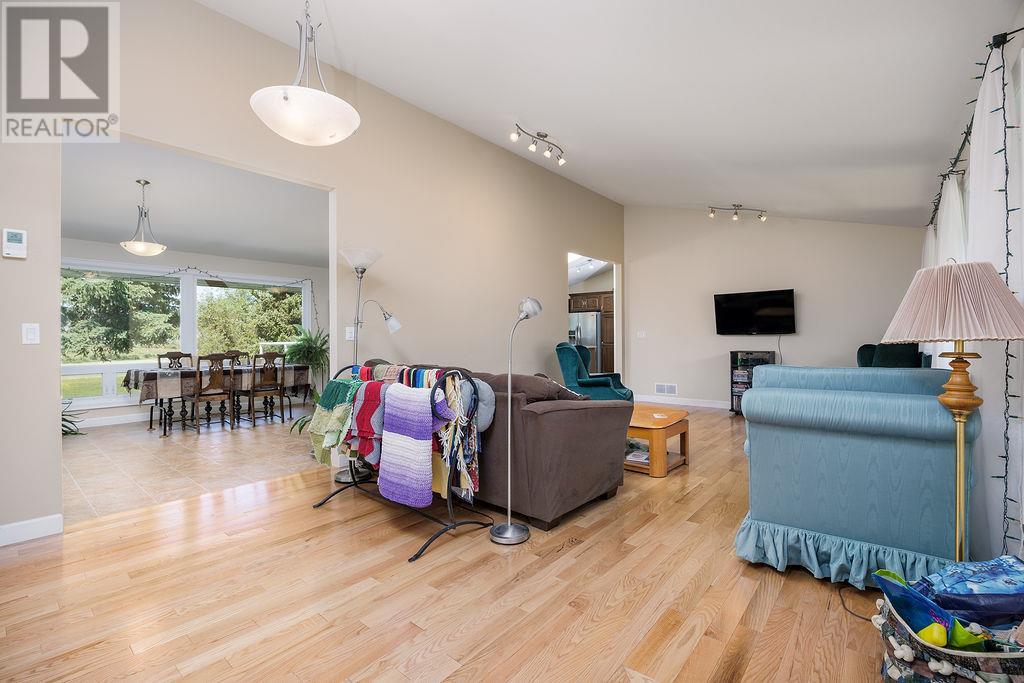 3796 East Vernon Road, Vernon, British Columbia  V1B 3H7 - Photo 13 - 10351155