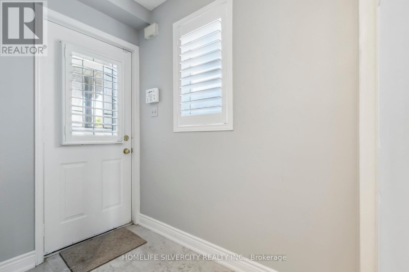 221 Grey Fox Drive, Kitchener, Ontario  N2E 3N7 - Photo 4 - X12217476