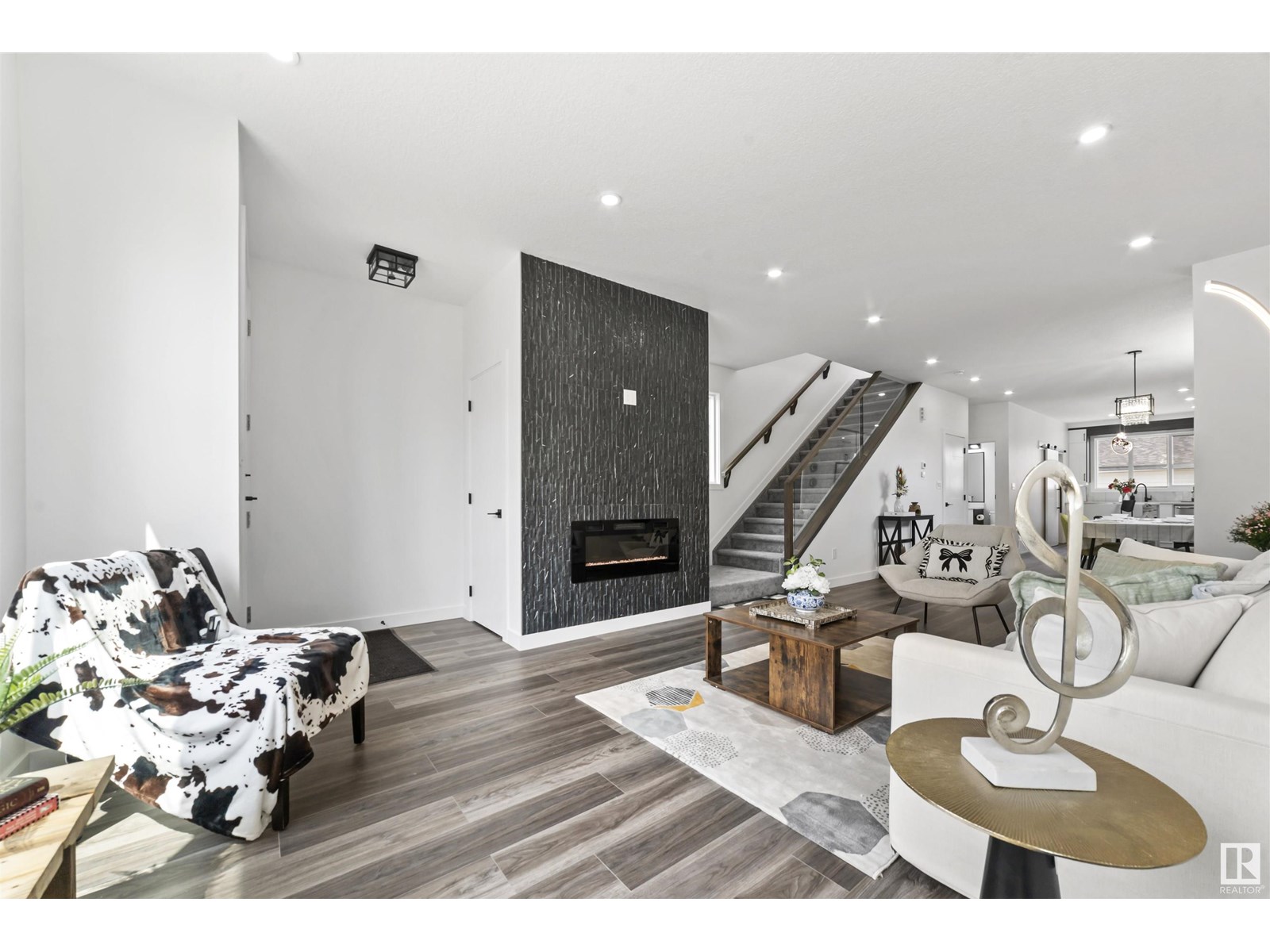 Property at 4725 105B ST NW image 4
