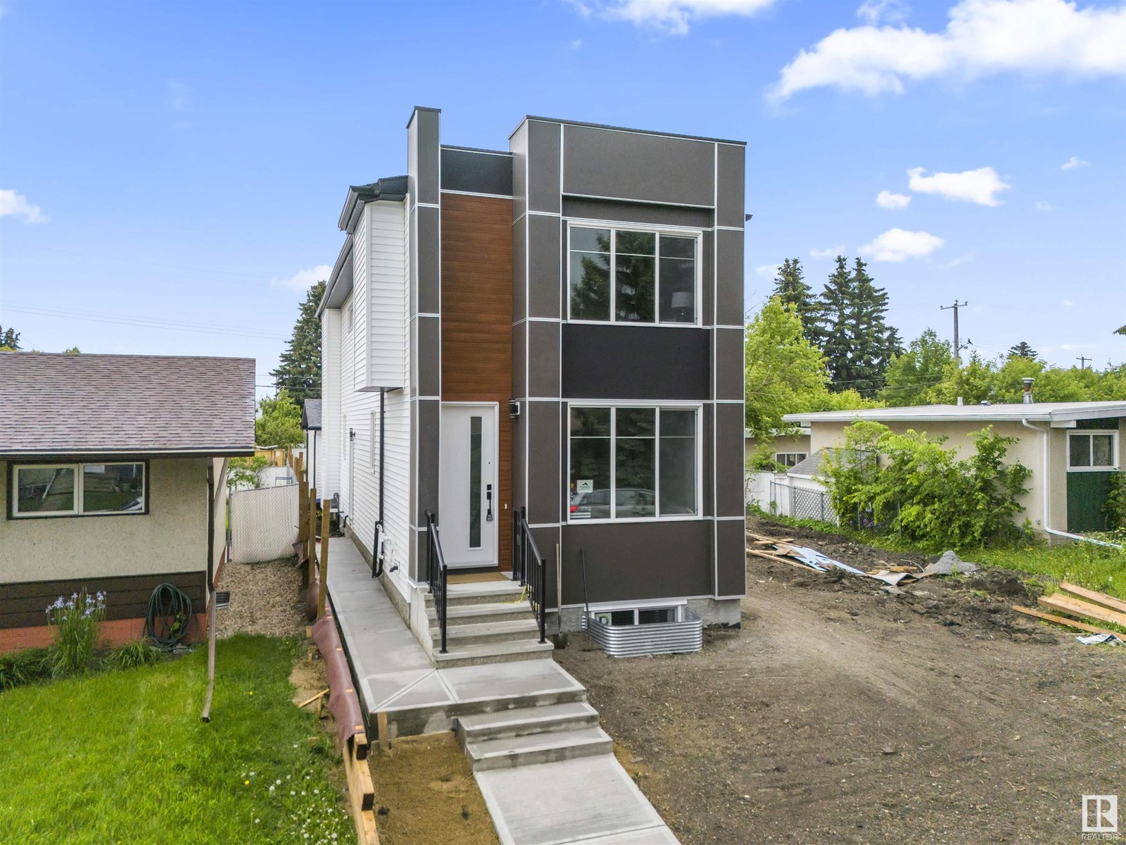 Property at 4725 105B ST NW image 1