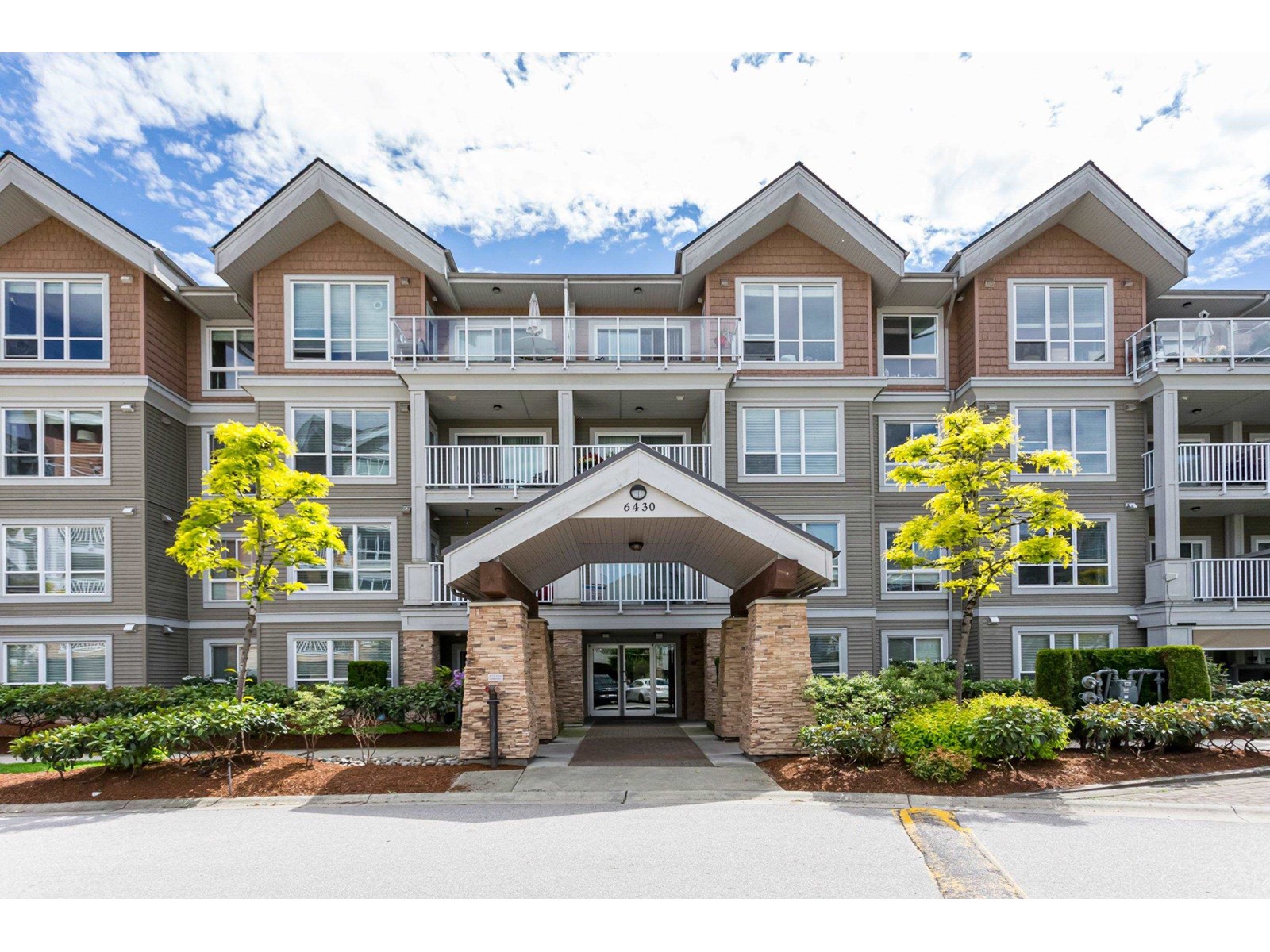 301 6430 194 STREET, Surrey, British Columbia