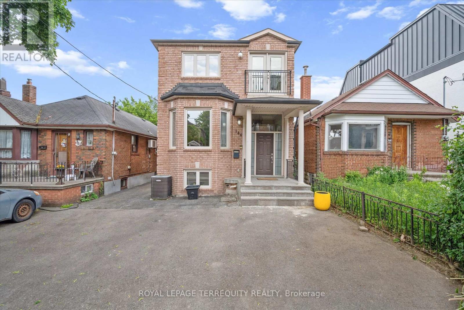 <div class="slider-price">$2,175,000</div><p>384 Winnett Avenue, Toronto, Ontario</p>