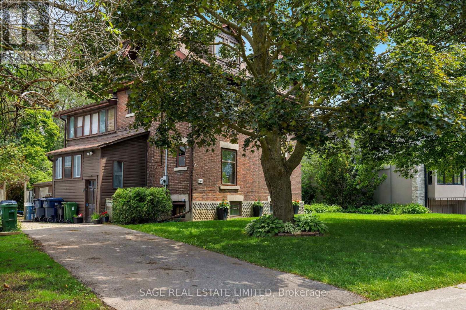 201 Sutherland Drive, Toronto (Leaside), Ontario  M4G 1J1 - Photo 3 - C12217525