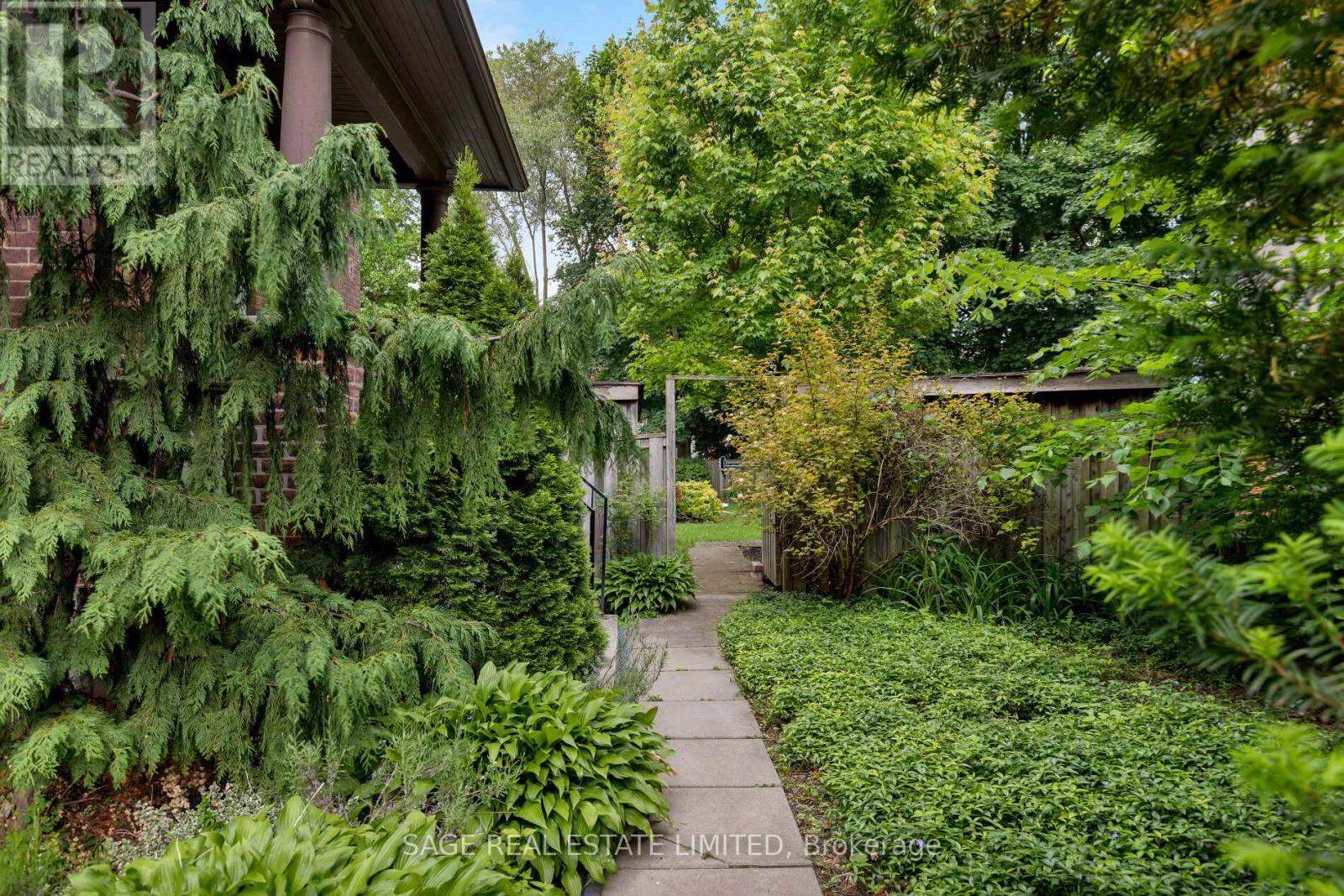201 Sutherland Drive, Toronto (Leaside), Ontario  M4G 1J1 - Photo 4 - C12217525