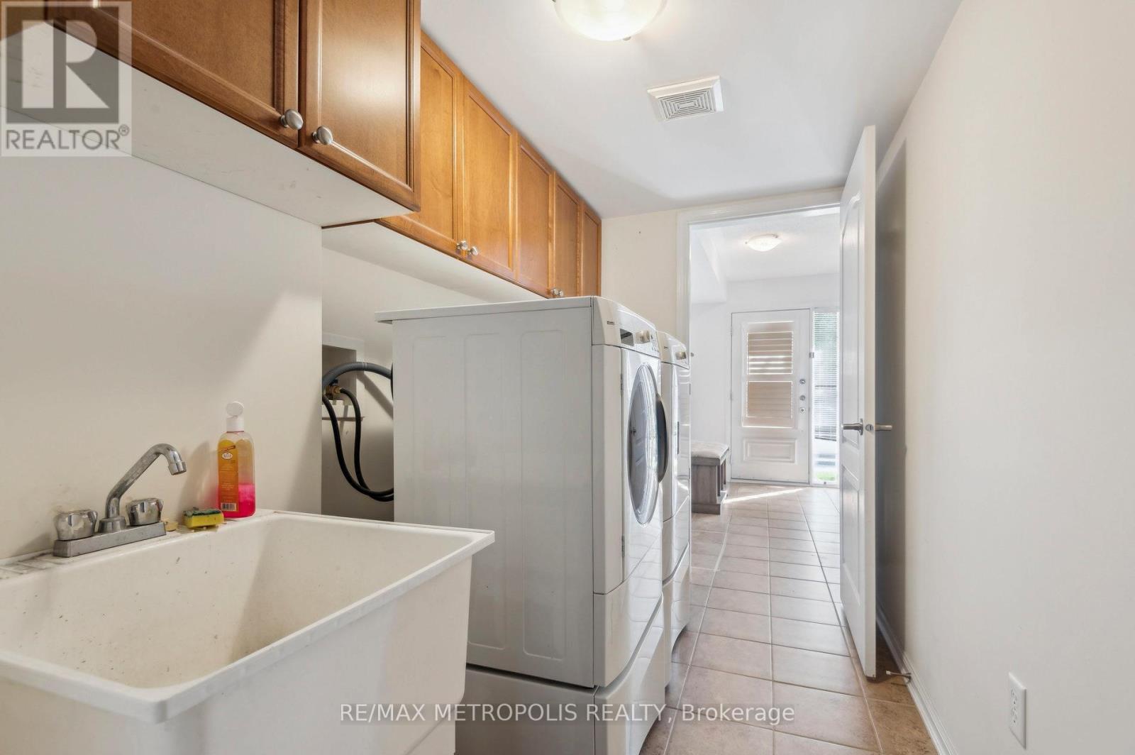 54 Howe Avenue, Toronto (Clairlea-Birchmount), Ontario  M1L 0C5 - Photo 5 - E12217512