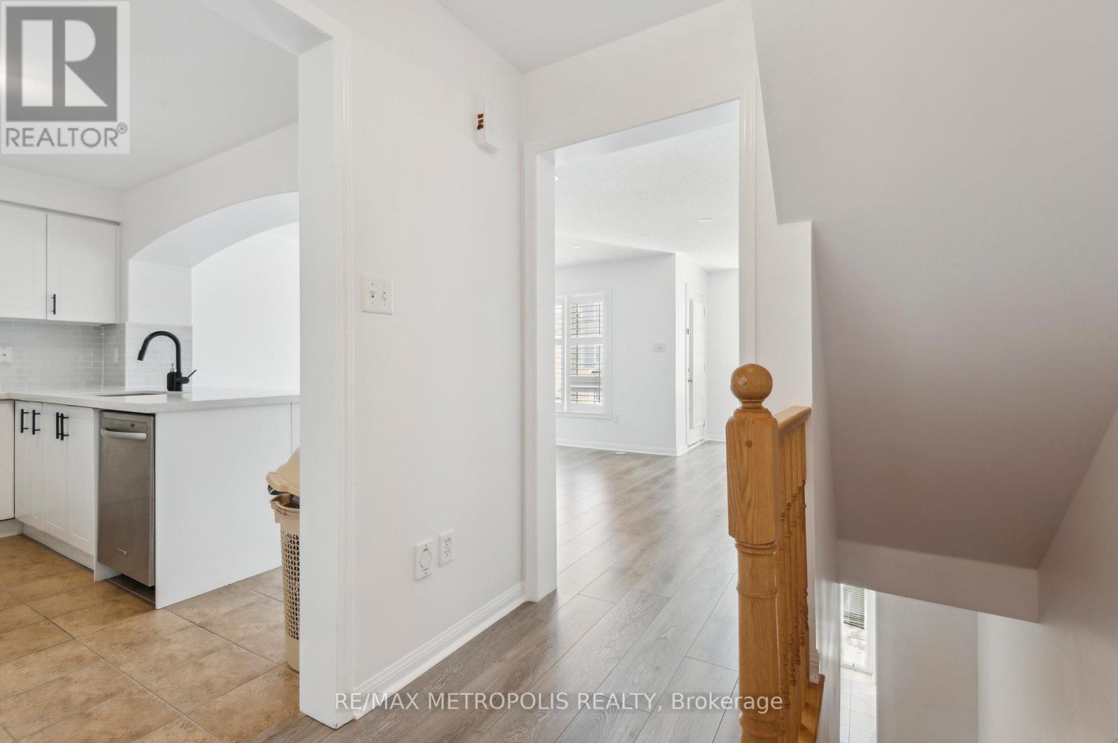 54 Howe Avenue, Toronto (Clairlea-Birchmount), Ontario  M1L 0C5 - Photo 7 - E12217512