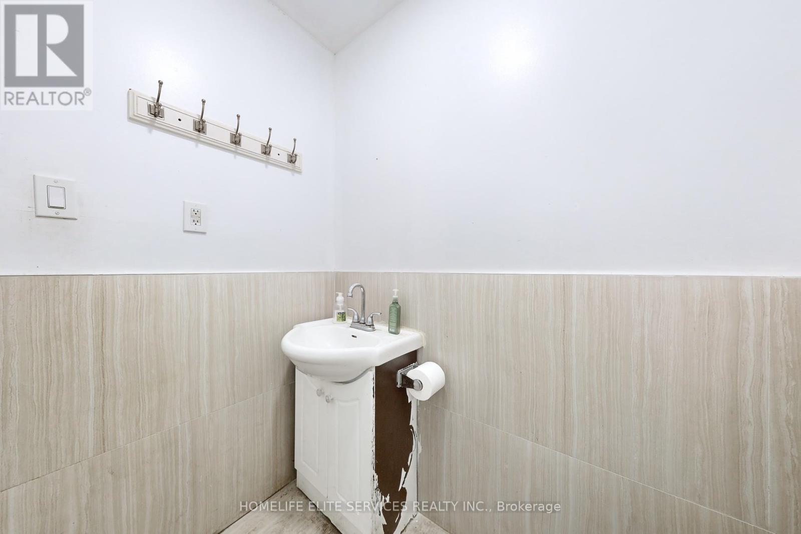 Unit B1 - 1960 Lawrence Avenue E, Toronto (Wexford-Maryvale), Ontario  M1R 2Z1 - Photo 30 - E12217520