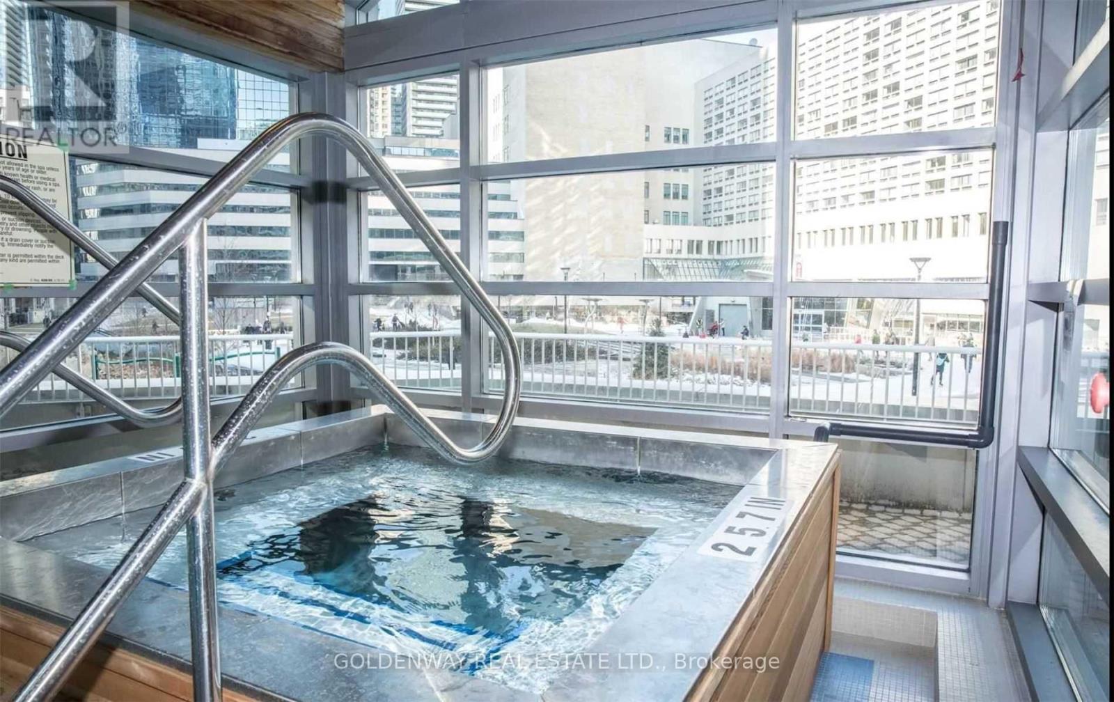 1710 - 717 Bay Street, Toronto, Ontario  M5G 2J9 - Photo 18 - C12215241