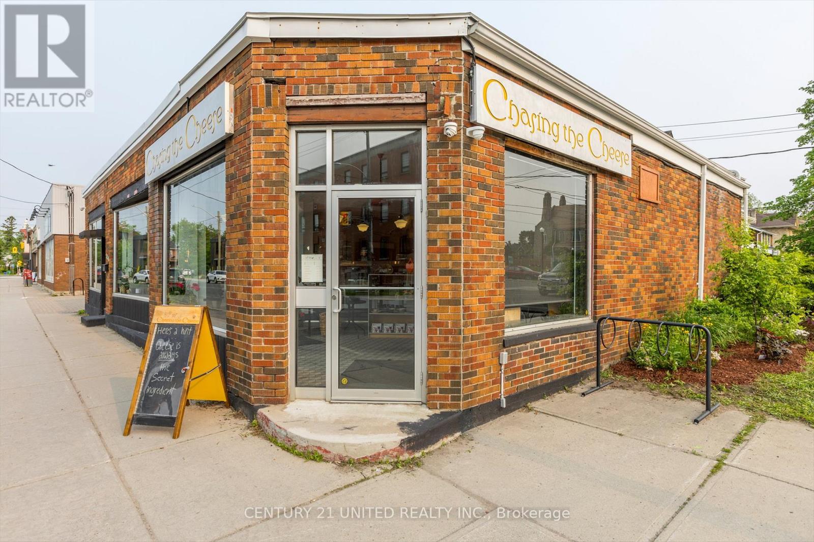330-334 Charlotte Street W, Peterborough Central, Ontario  K9J 2V9 - Photo 3 - X12217581