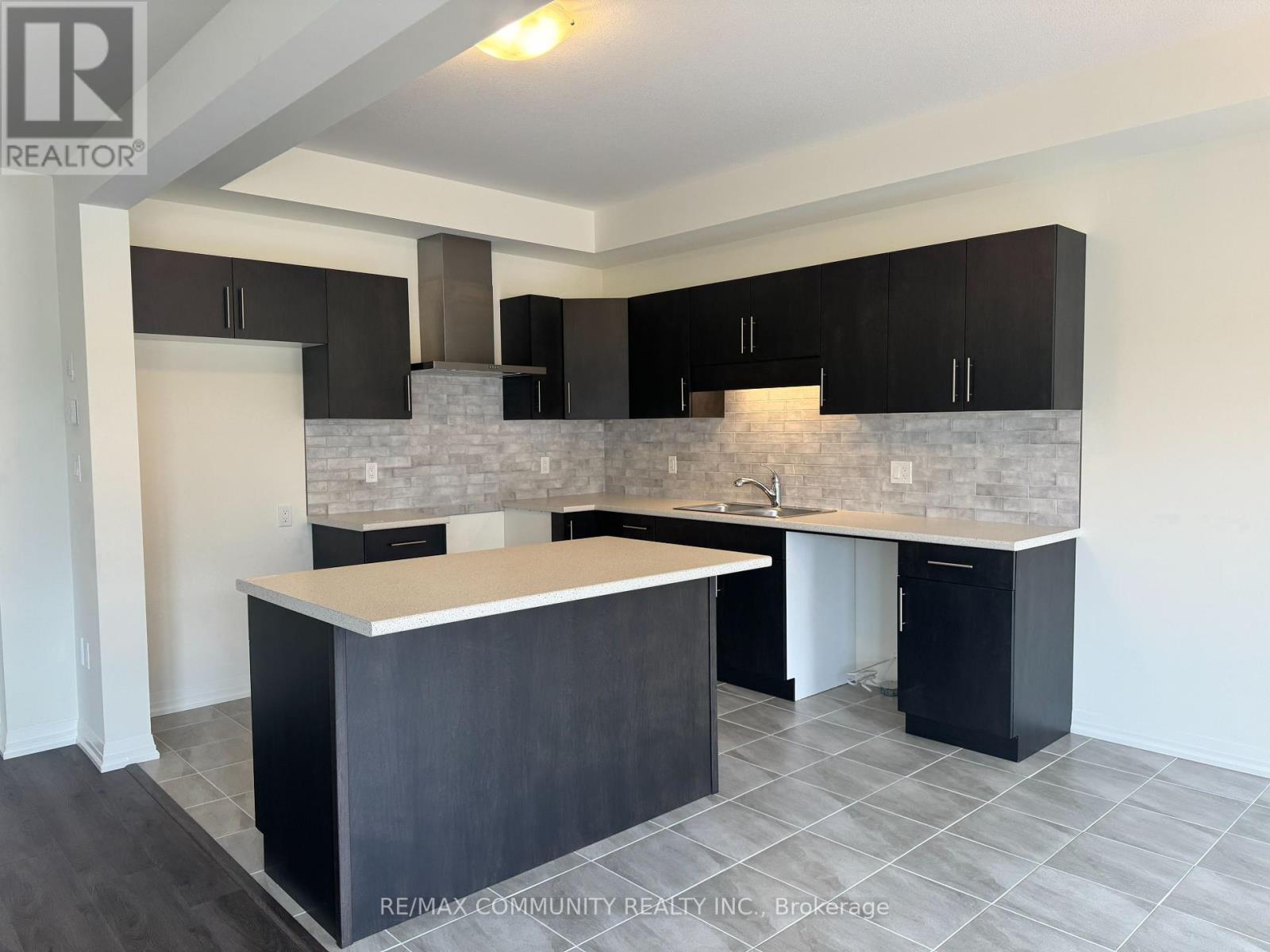 72 Samuel Avenue, Pelham, Ontario  L0S 1E1 - Photo 6 - X12217507