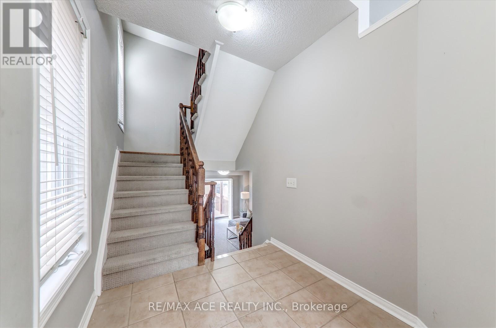 7086 Fairmeadow Crescent, Mississauga, Ontario  L5N 8R5 - Photo 9 - W12216531