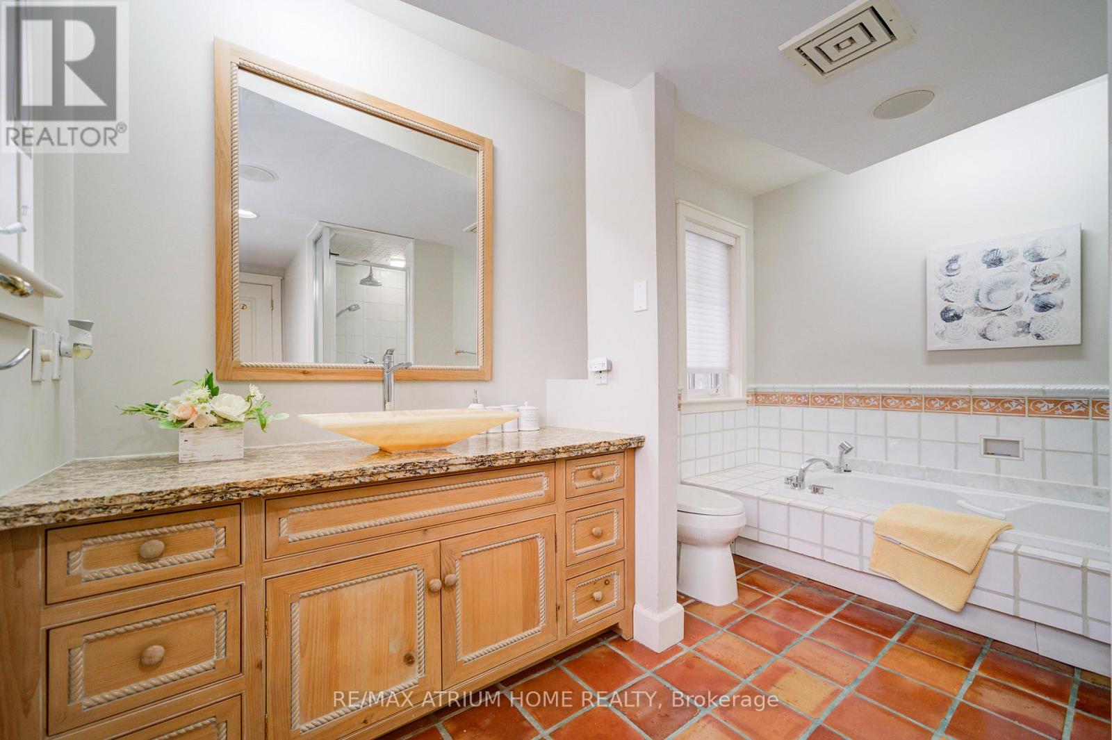223 Trelawn Avenue, Oakville (Mo Morrison), Ontario  L6J 4R3 - Photo 15 - W12217576