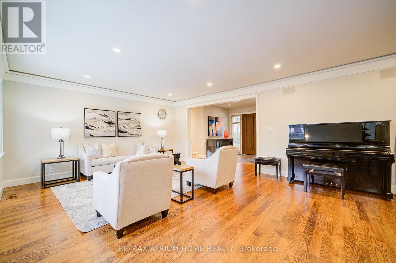 223 Trelawn Avenue, Oakville (Mo Morrison), Ontario  L6J 4R3 - Photo 4 - W12217576
