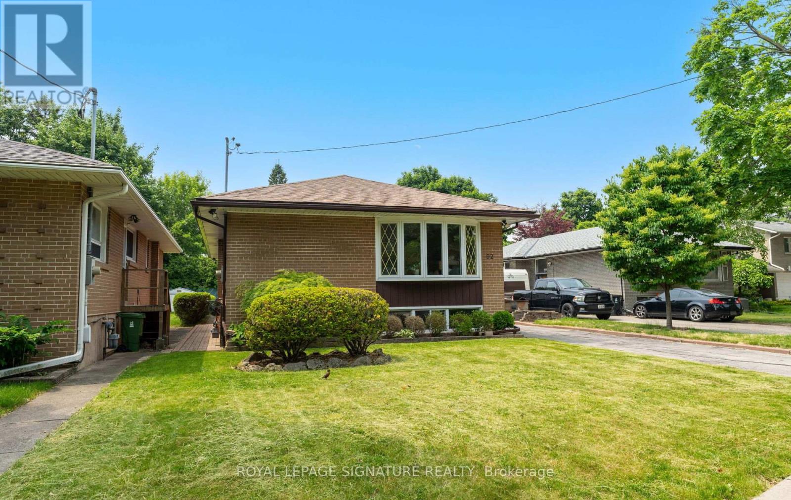<div class="slider-price">$1,069,990</div><p>92 Inverdon Road, Toronto, Ontario</p>