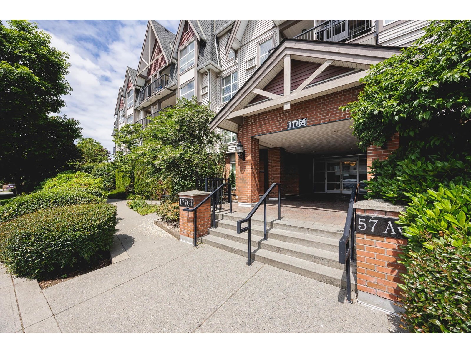 213 17769 57 AVENUE, Surrey, British Columbia