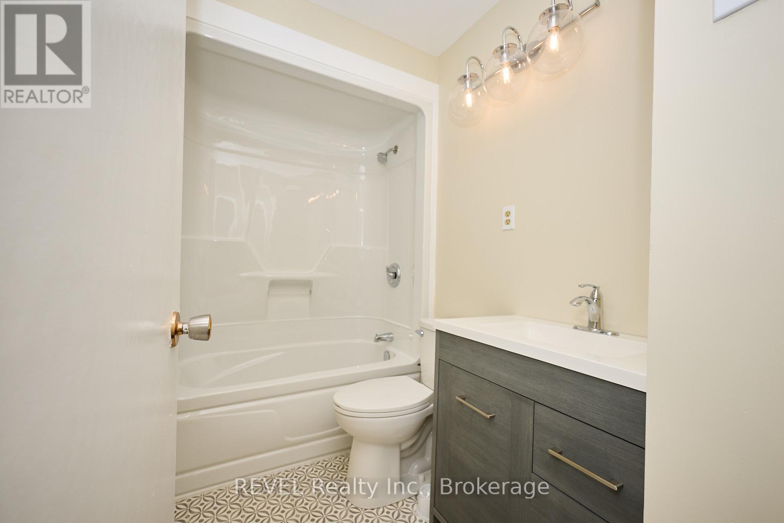 8076 Beaverdams Road, Niagara Falls (Ascot), Ontario  L2H 1R8 - Photo 19 - X12217610