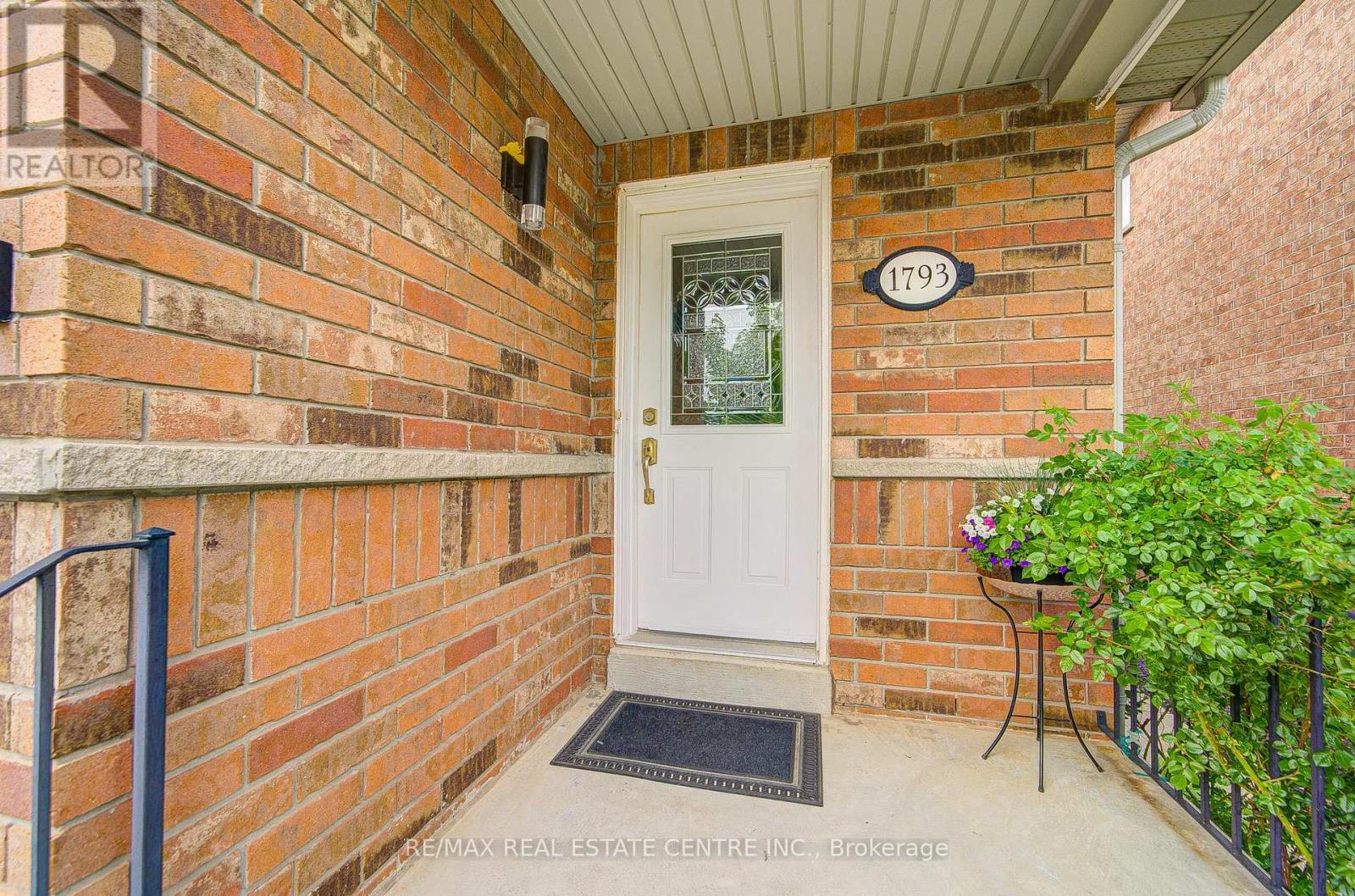1793 Creek Way N, Burlington, Ontario  L7L 6R1 - Photo 9 - W12186305