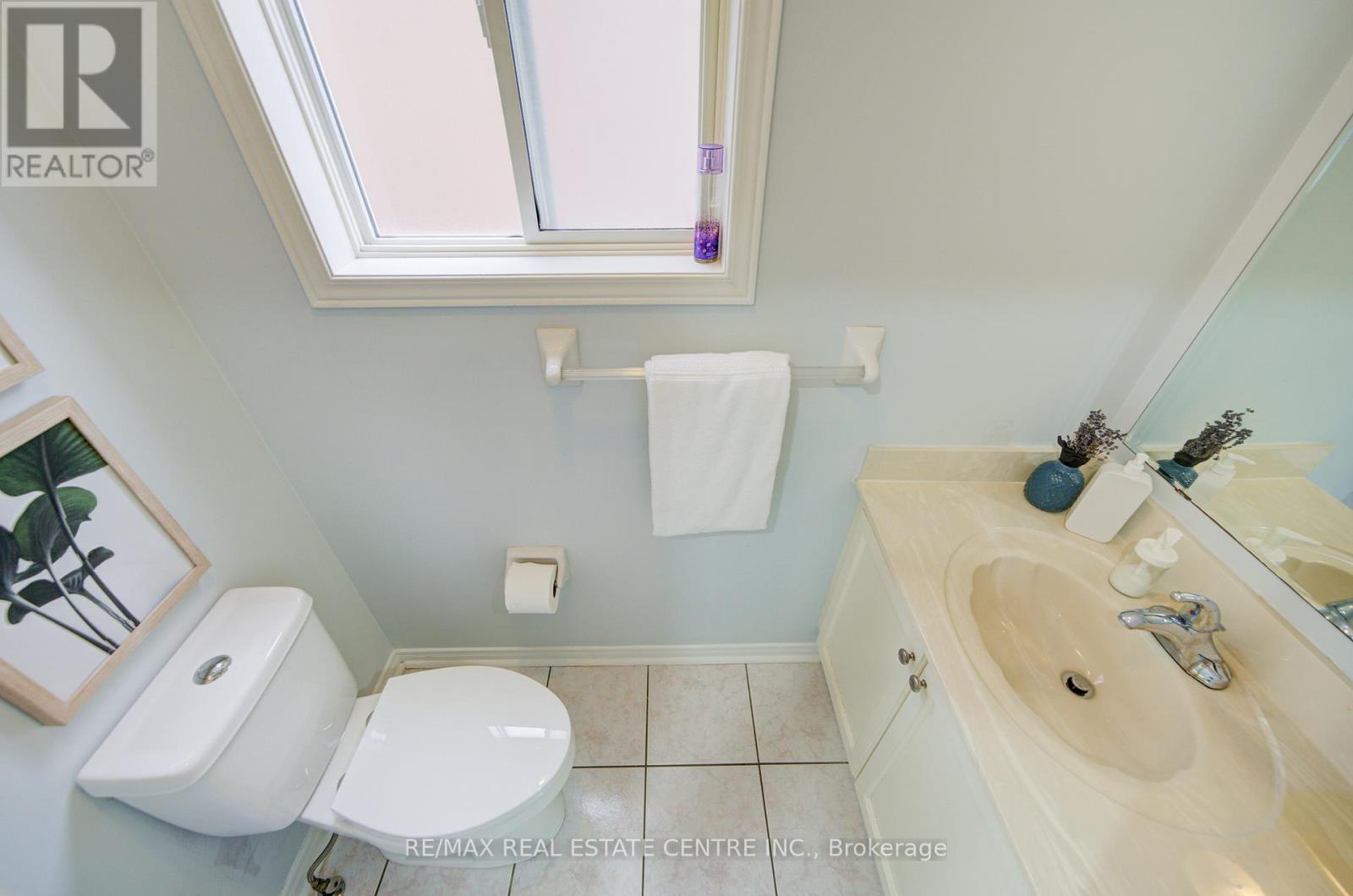 1793 Creek Way N, Burlington, Ontario  L7L 6R1 - Photo 12 - W12186305