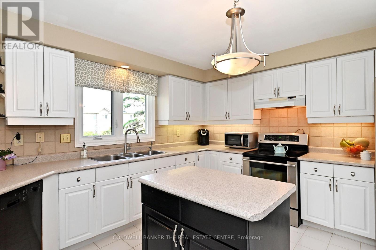 407 Fairway Gardens, Newmarket (Glenway Estates), Ontario  L3X 1B7 - Photo 11 - N12217629