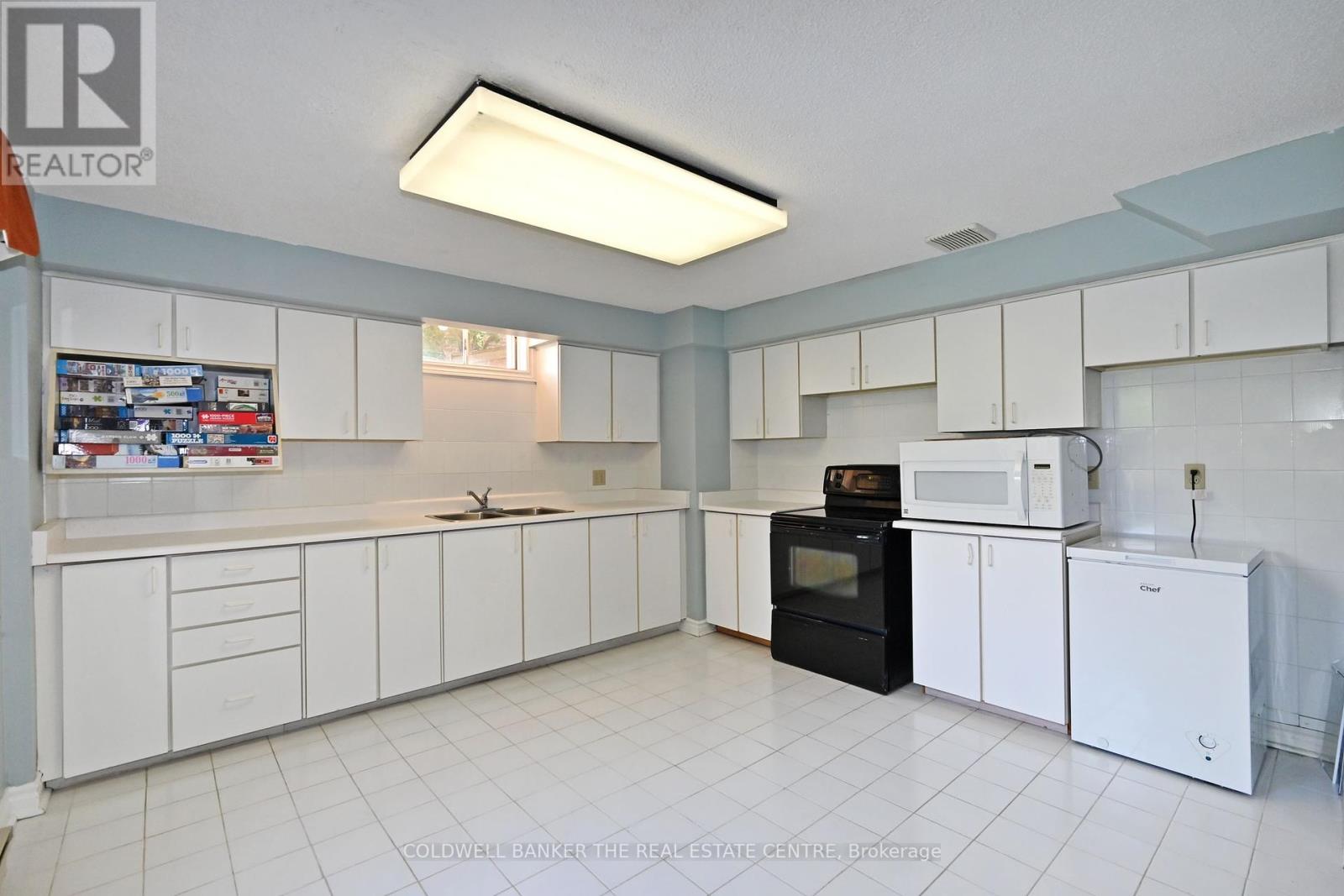 407 Fairway Gardens, Newmarket (Glenway Estates), Ontario  L3X 1B7 - Photo 39 - N12217629