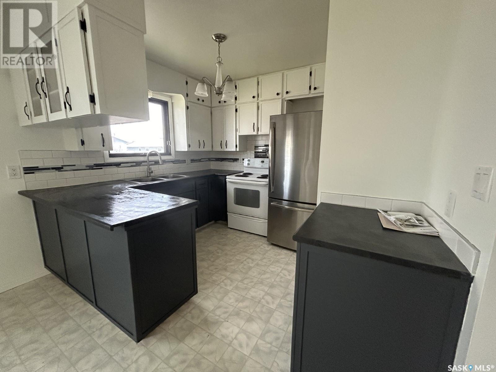 142 3rd Street W, Coronach, Saskatchewan  S0H 0Z0 - Photo 2 - SK009362