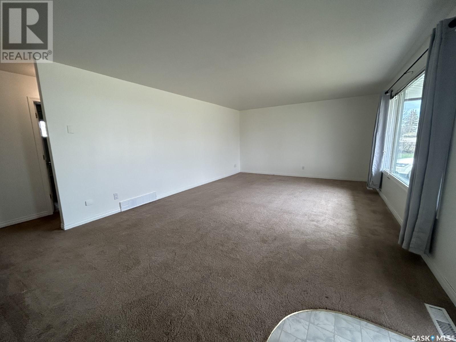 142 3rd Street W, Coronach, Saskatchewan  S0H 0Z0 - Photo 4 - SK009362