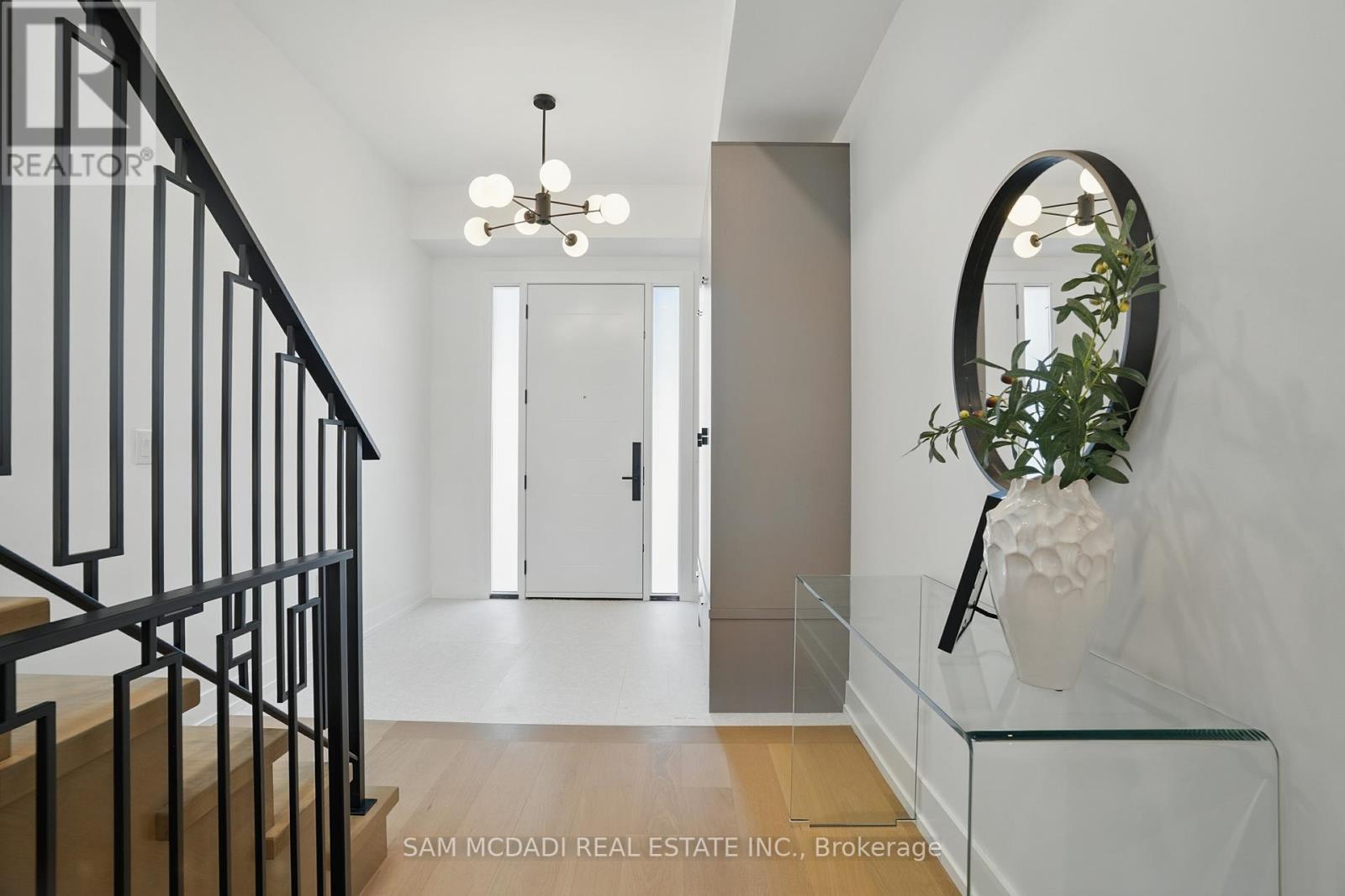 1039 Caven Street, Mississauga (Lakeview), Ontario  L5G 4J3 - Photo 2 - W12217601