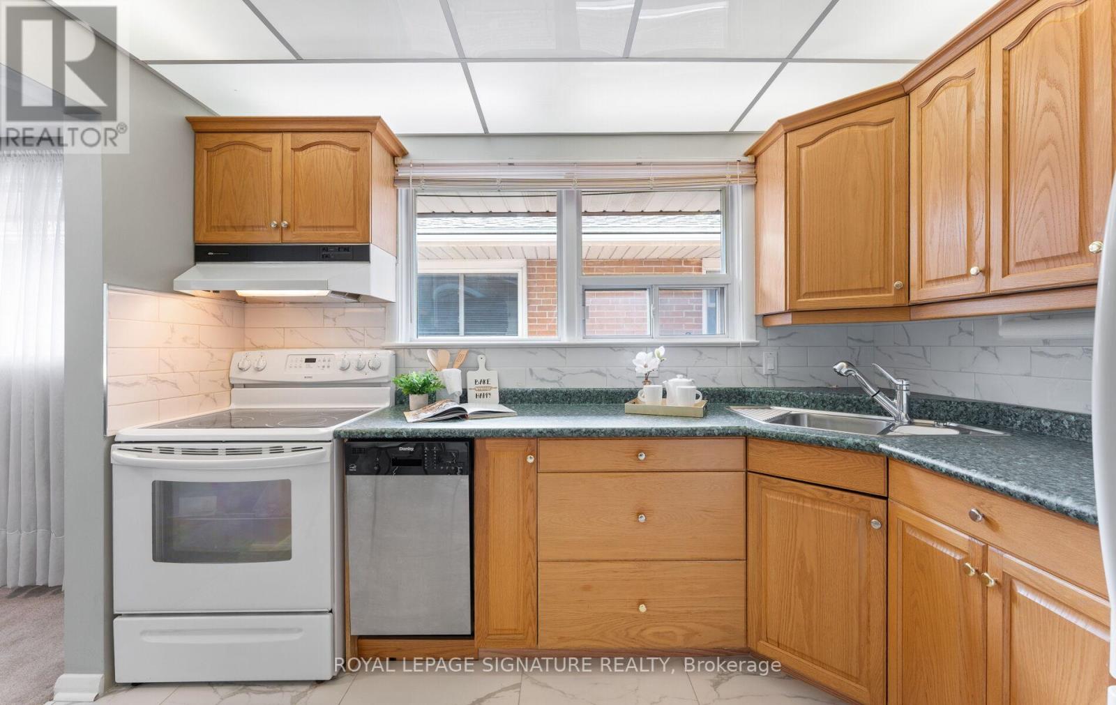 92 Inverdon Road, Toronto, Ontario  M9C 4M1 - Photo 13 - W12217579