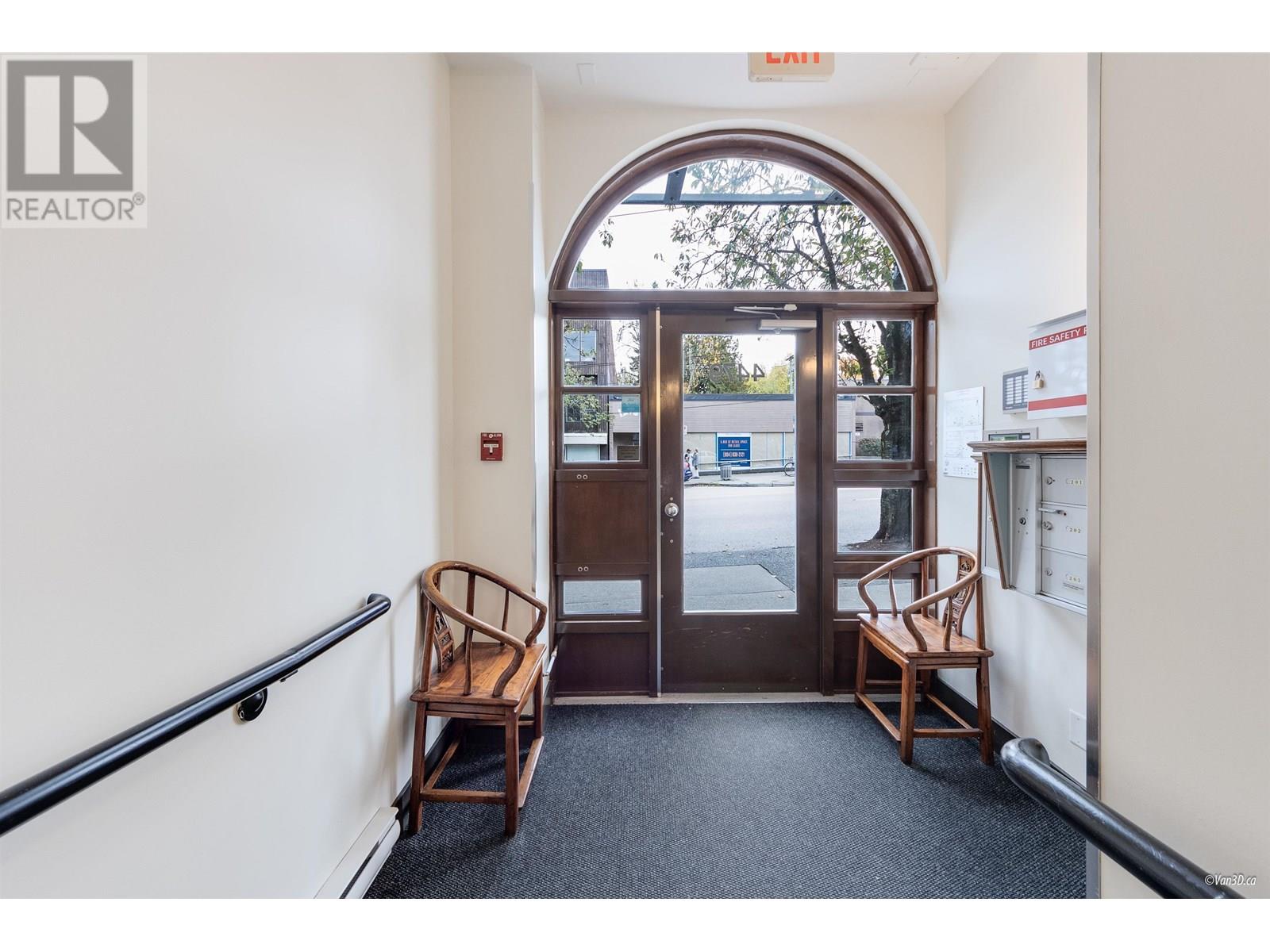 Listing Picture 3 of 14 : 202 4479 W 10TH AVENUE, Vancouver / 溫哥華 - 魯藝地產 Yvonne Lu Group - MLS Medallion Club Member