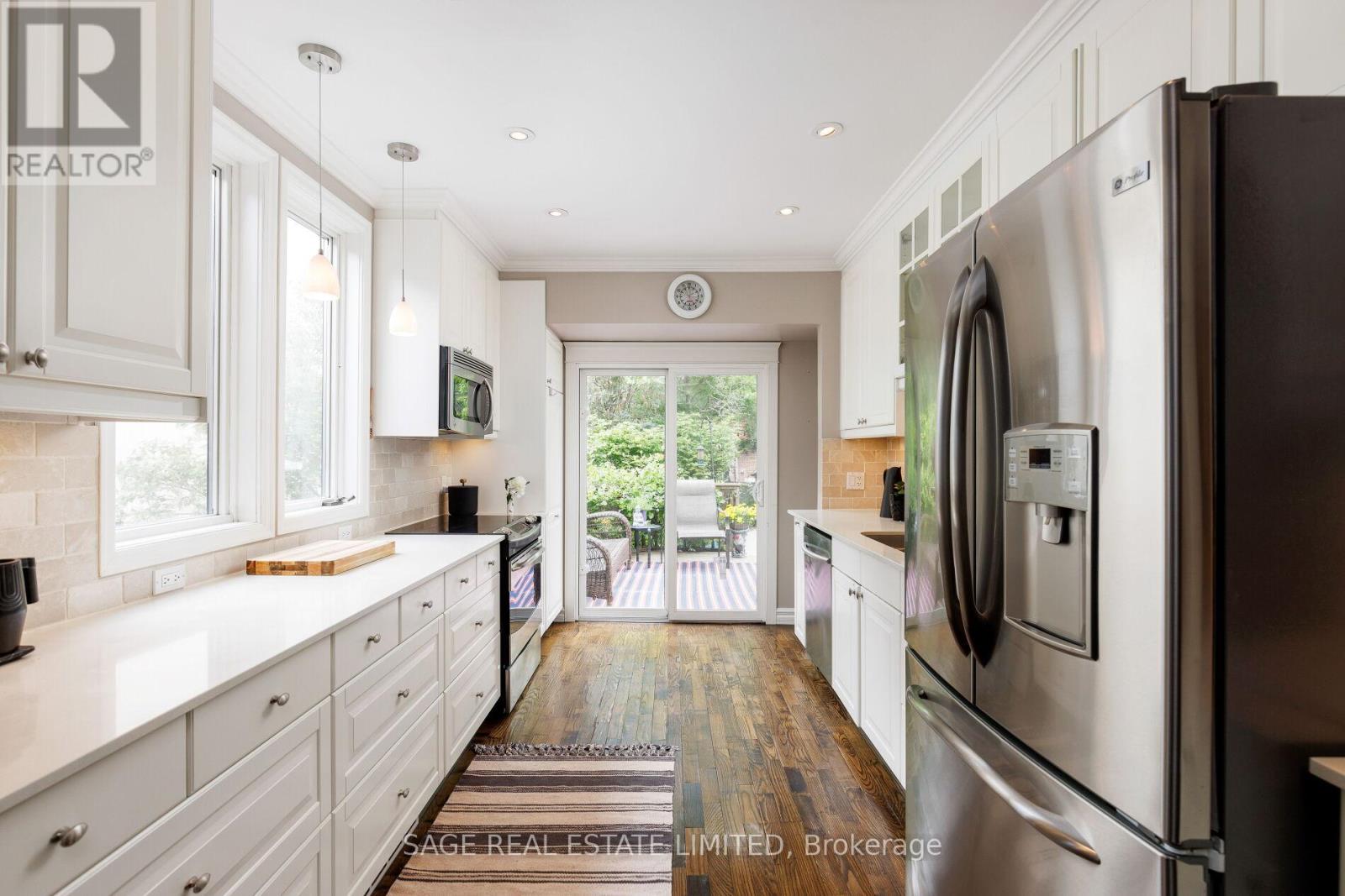 201 Sutherland Drive, Toronto (Leaside), Ontario  M4G 1J1 - Photo 15 - C12217525