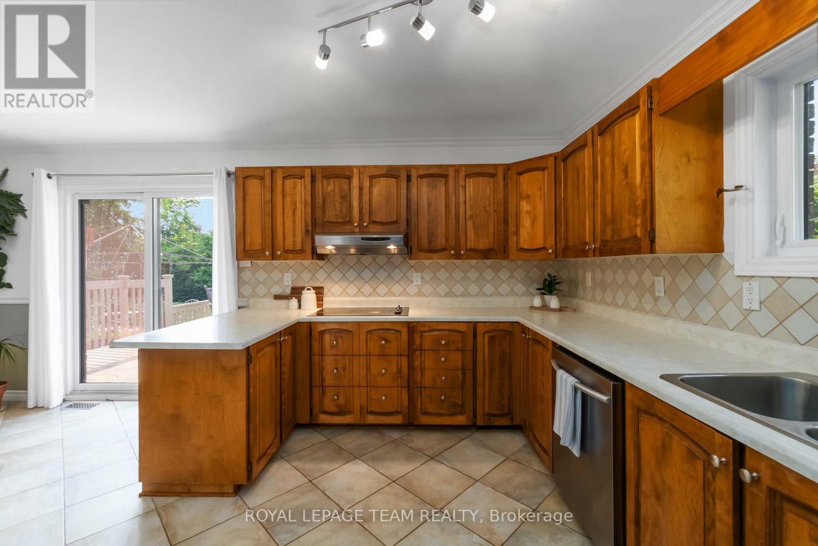 1322 Johnston Drive, Ottawa, Ontario  K4P 1A4 - Photo 8 - X12217652