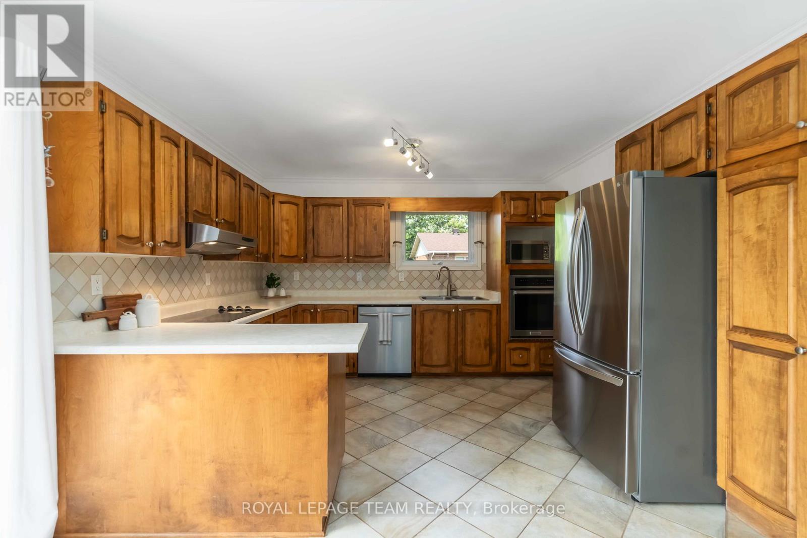 1322 Johnston Drive, Ottawa, Ontario  K4P 1A4 - Photo 7 - X12217652