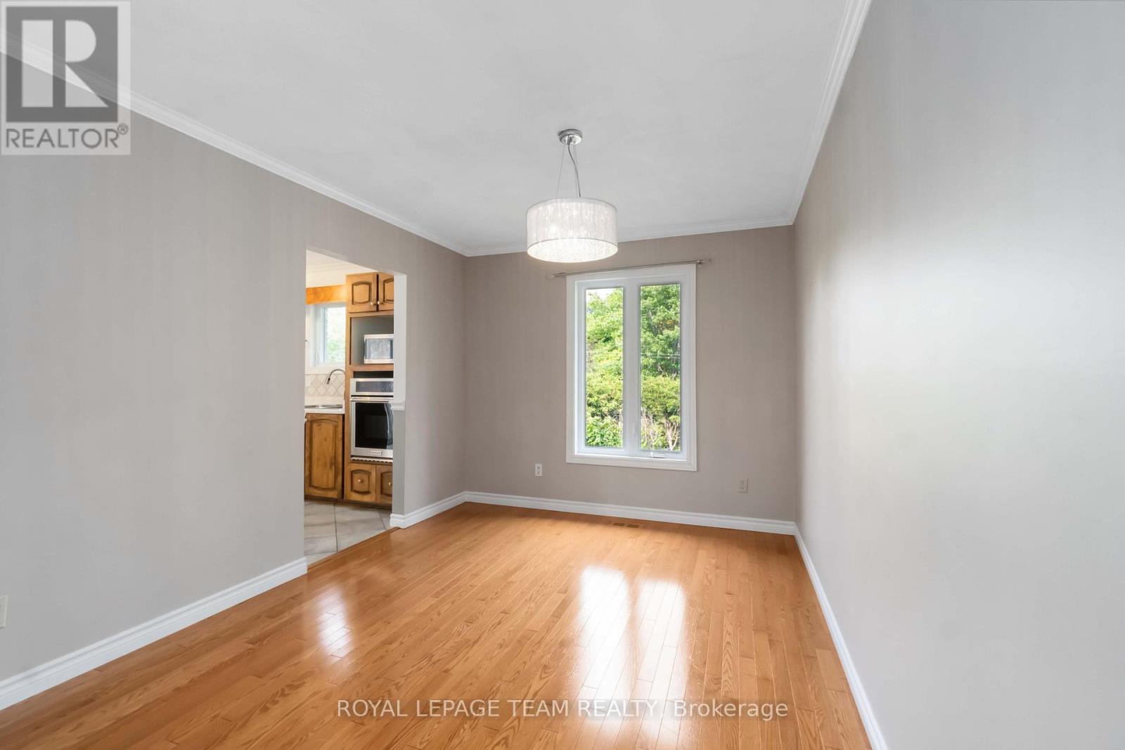 1322 Johnston Drive, Ottawa, Ontario  K4P 1A4 - Photo 9 - X12217652
