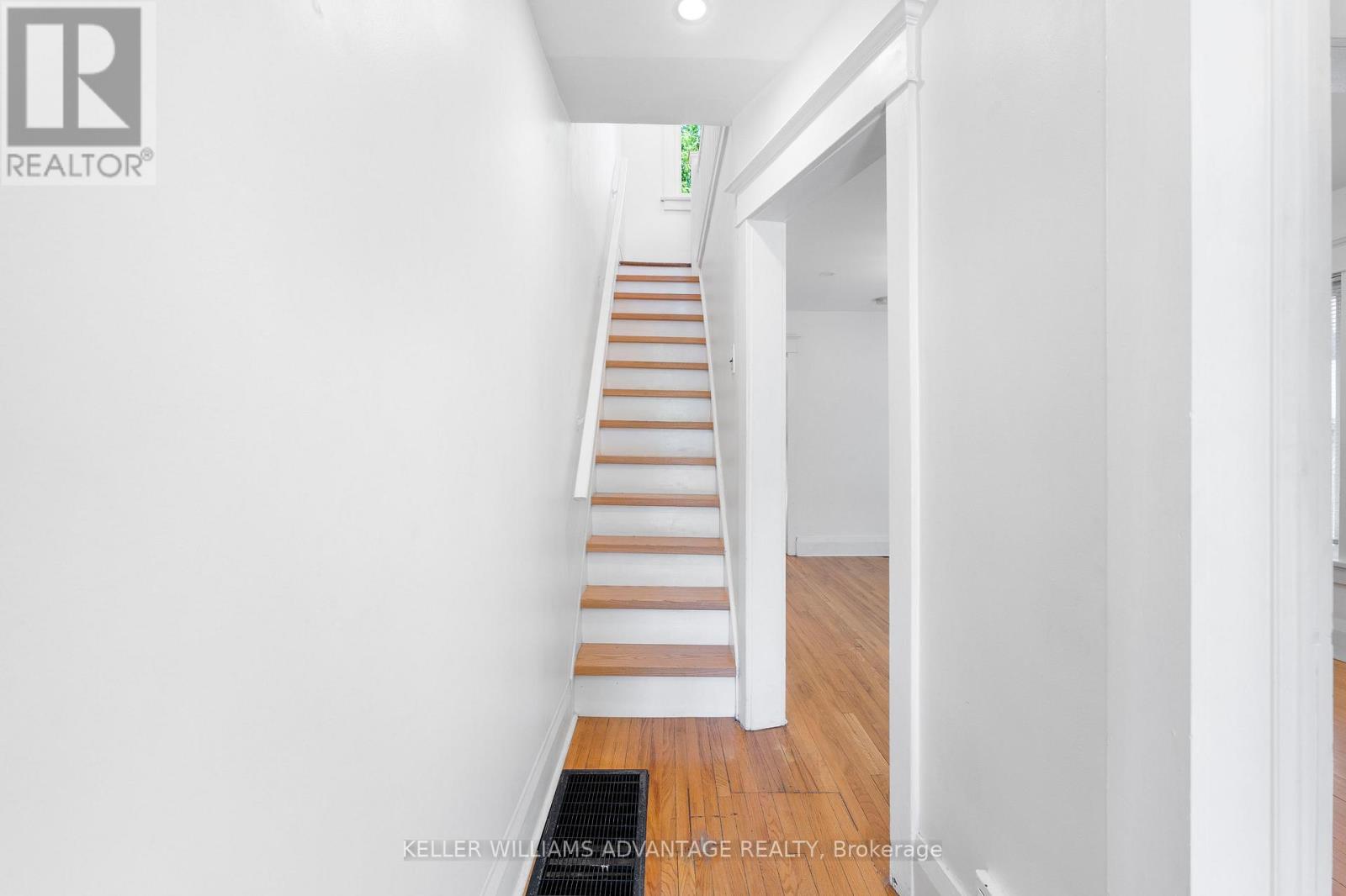 31 Hiltz Avenue, Toronto, Ontario  M4L 2N6 - Photo 8 - E12148162