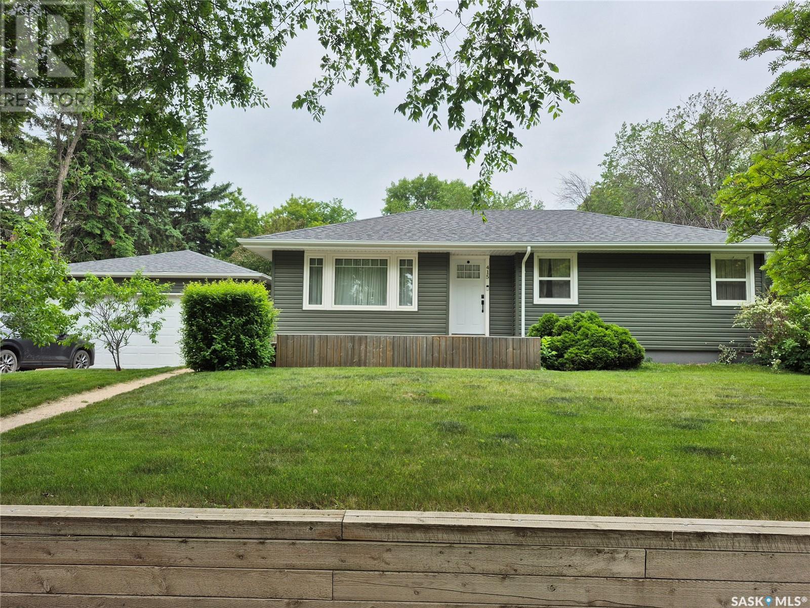 415 4th STREET NE, Weyburn, Saskatchewan
