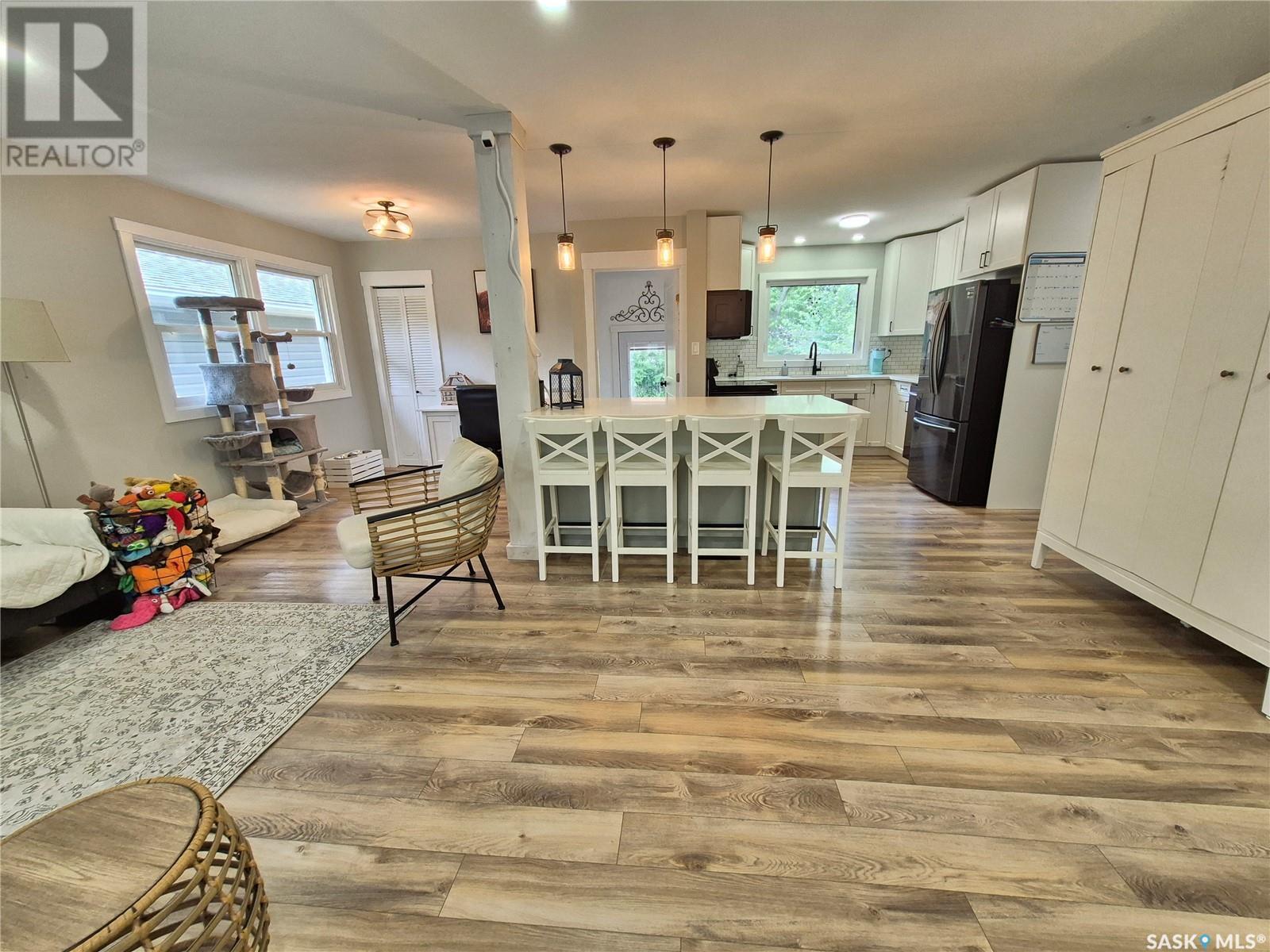 415 4th Street Ne, Weyburn, Saskatchewan  S4H 0Y8 - Photo 2 - SK009361