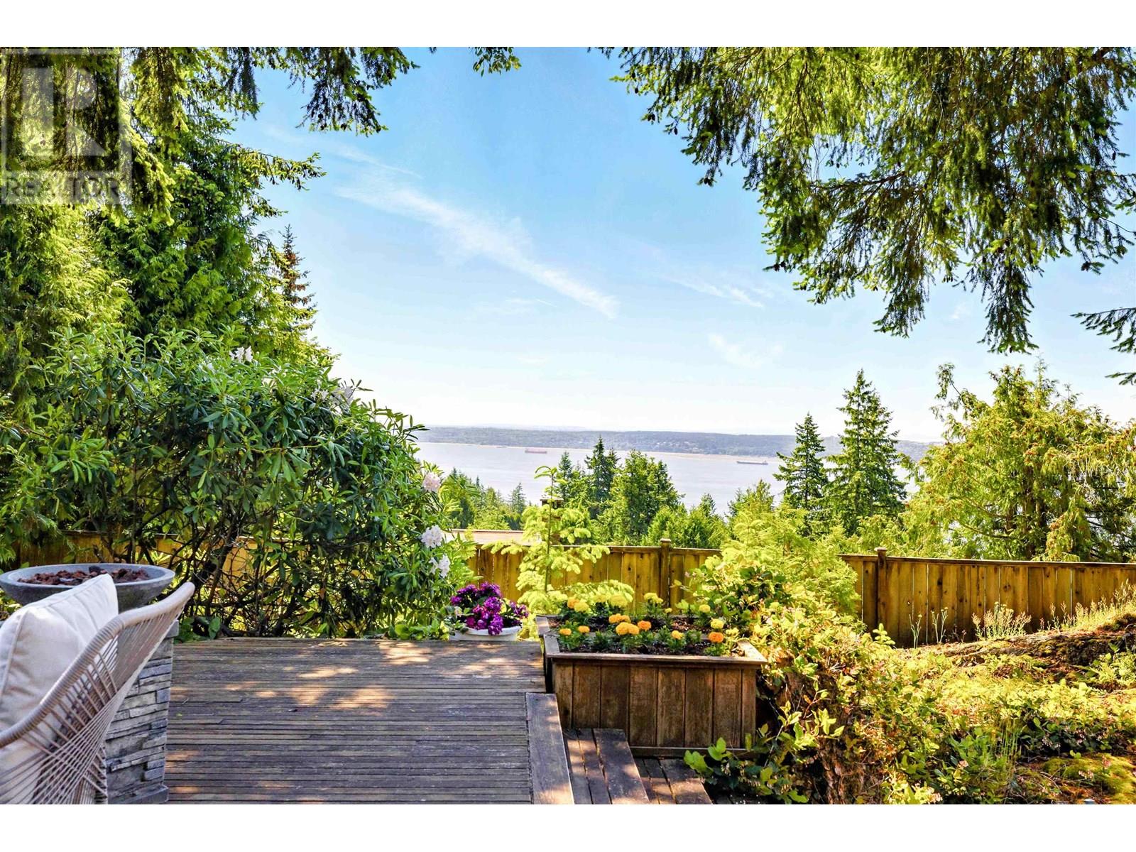 4663 Woodridge Place, West Vancouver, British Columbia  V7S 2X1 - Photo 3 - R3011557