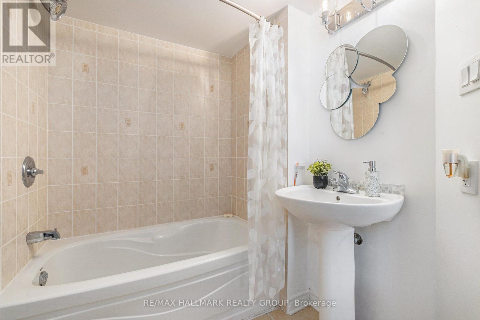 Ph4 - 445 Laurier Avenue W, Ottawa, Ontario  K1R 0A2 - Photo 11 - X12217724