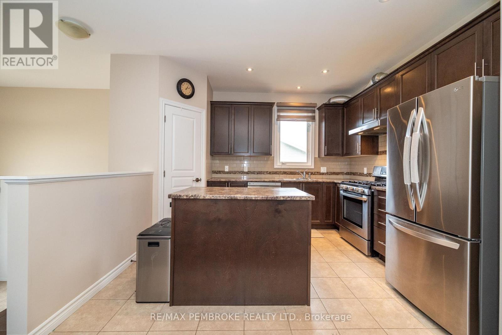 547 Gardner Crescent, Petawawa, Ontario  K8H 0C4 - Photo 10 - X12217709