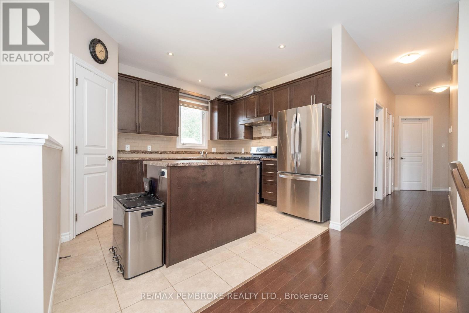 547 Gardner Crescent, Petawawa, Ontario  K8H 0C4 - Photo 13 - X12217709