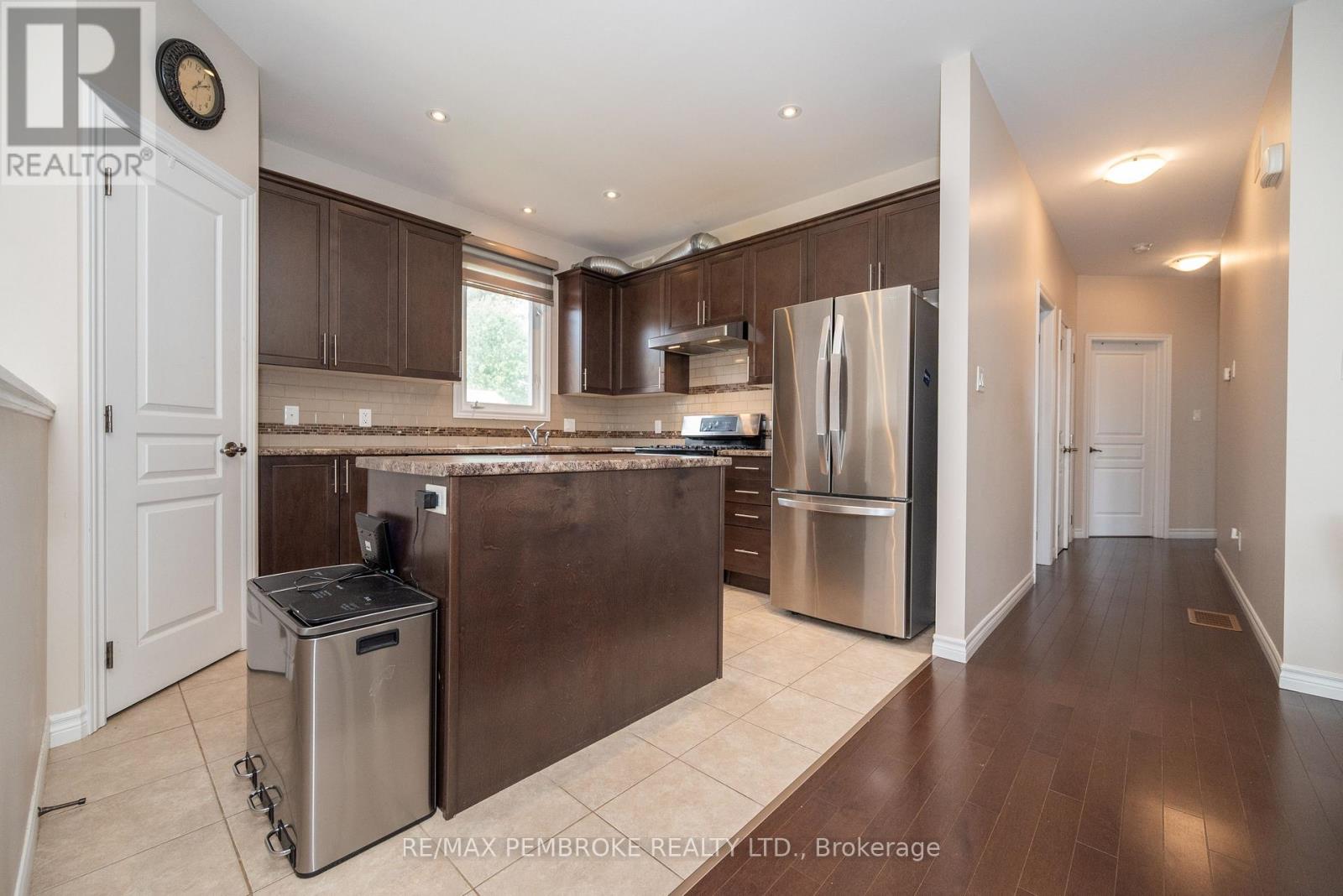 547 Gardner Crescent, Petawawa, Ontario  K8H 0C4 - Photo 14 - X12217709