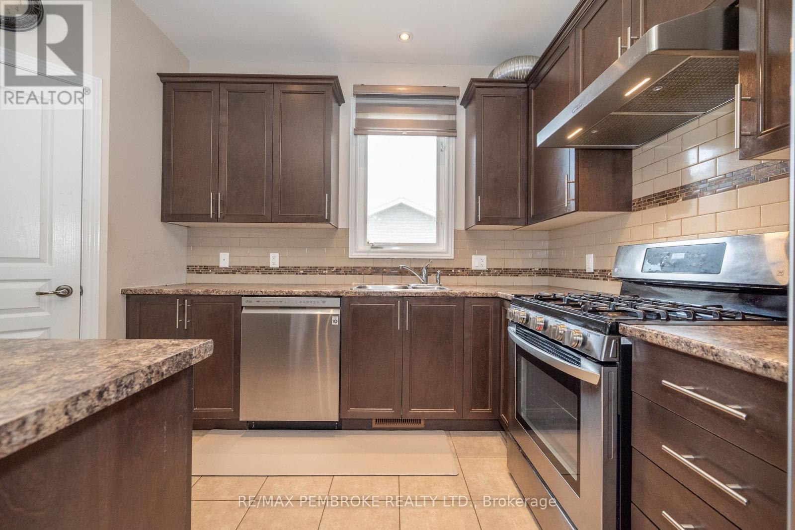 547 Gardner Crescent, Petawawa, Ontario  K8H 0C4 - Photo 15 - X12217709